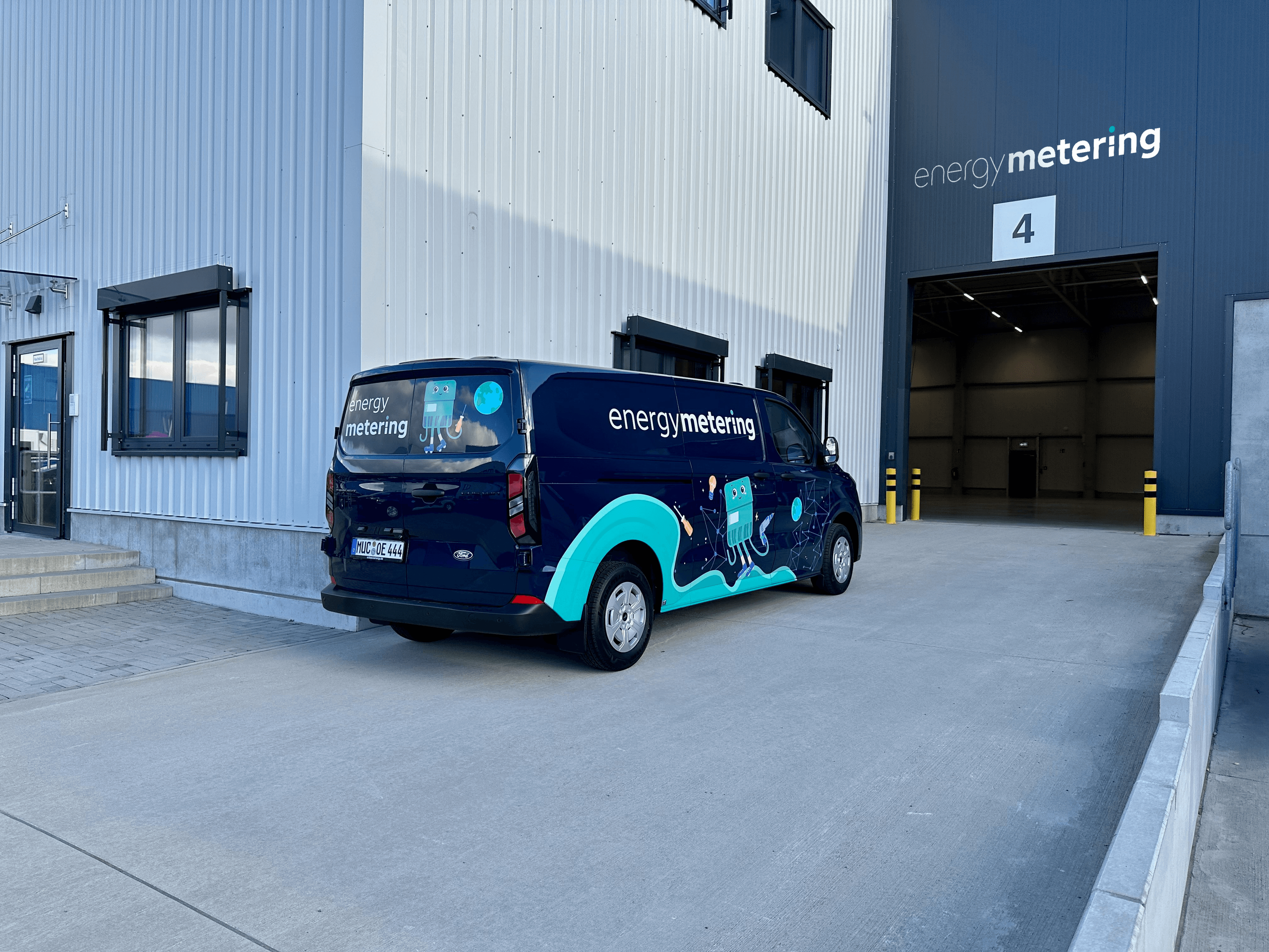 Energy Metering Van steht vor der Garage